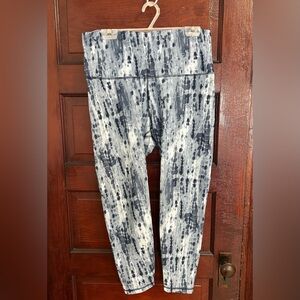 Old Navy Active High-rise Powersoft Leggings in light and dark blue print.